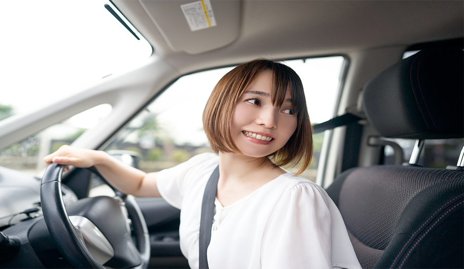 クルマを運転する若い女性